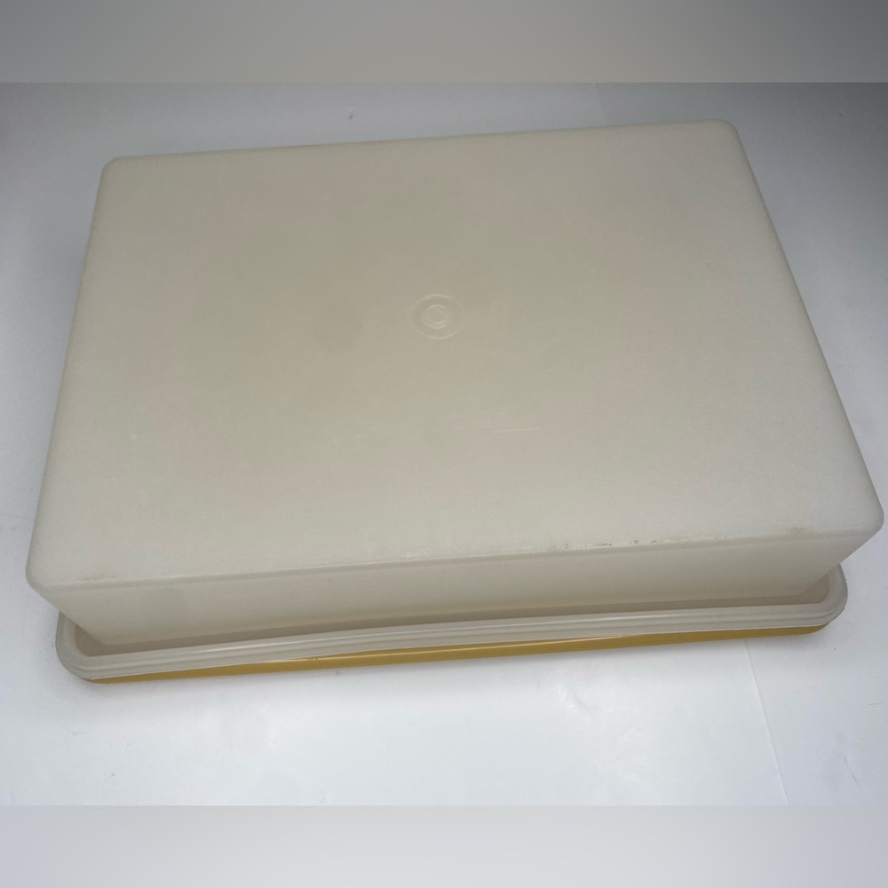 Vintage Tupperware 9x13 ‘Harvest Gold’ Sheet Cake Storage Container